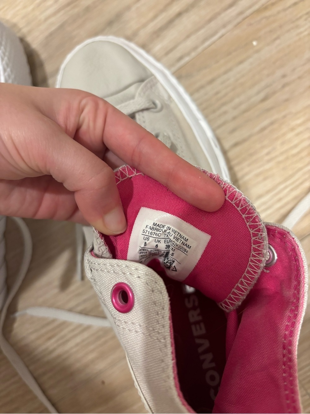 High top Converse Sneakers - Picture 5 of 6